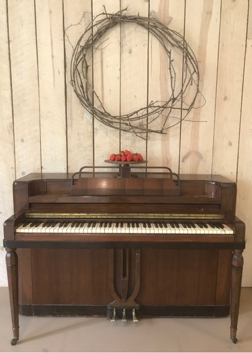 Strawberry Roan Farm - piano